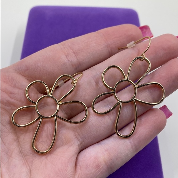 💛 Classic Gold Plated Flower Earrings - Picture 5 of 5